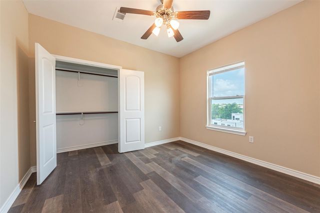 6901 Schlitz Lane, Hitchcock, TX 77563