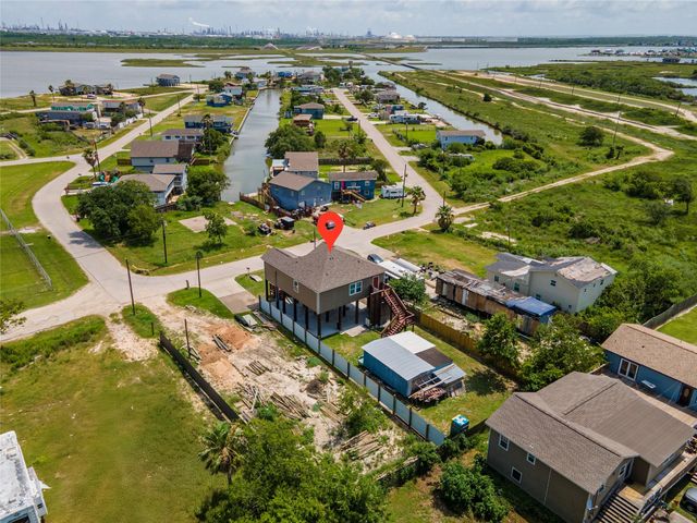 6901 Schlitz Lane, Hitchcock, TX 77563