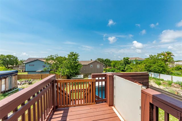 6901 Schlitz Lane, Hitchcock, TX 77563