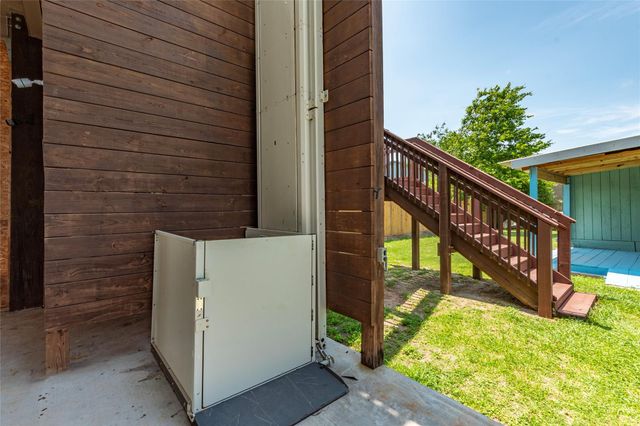 6901 Schlitz Lane, Hitchcock, TX 77563