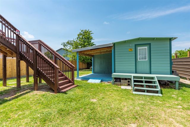 6901 Schlitz Lane, Hitchcock, TX 77563