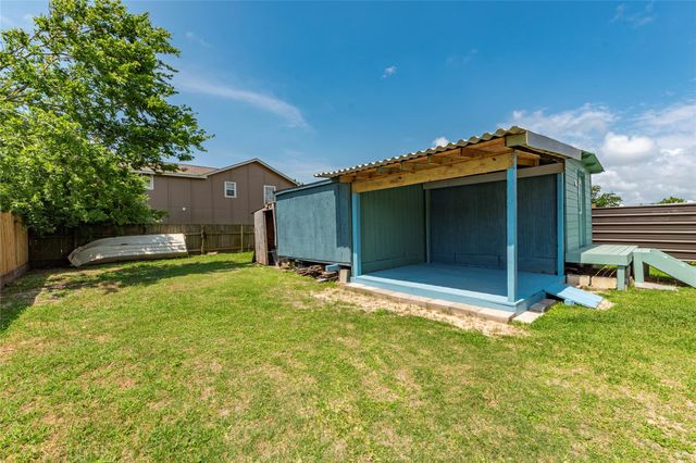 6901 Schlitz Lane, Hitchcock, TX 77563