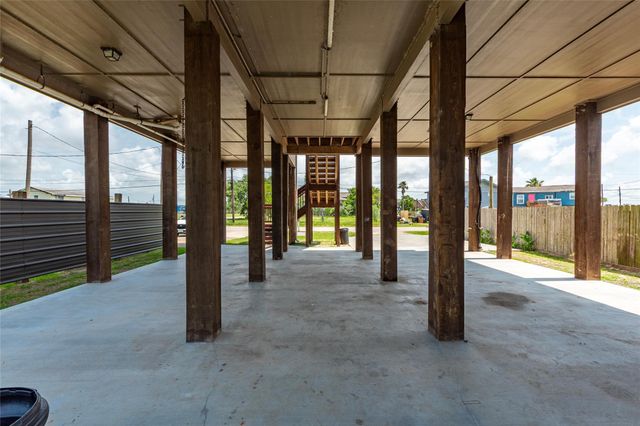 6901 Schlitz Lane, Hitchcock, TX 77563