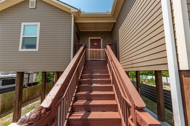 6901 Schlitz Lane, Hitchcock, TX 77563