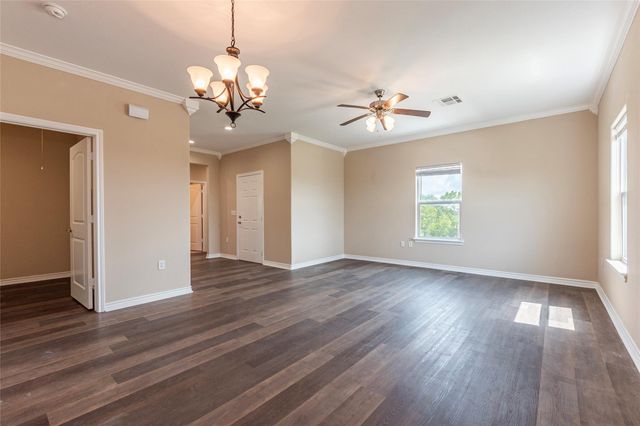 6901 Schlitz Lane, Hitchcock, TX 77563