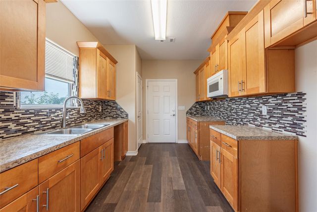 6901 Schlitz Lane, Hitchcock, TX 77563