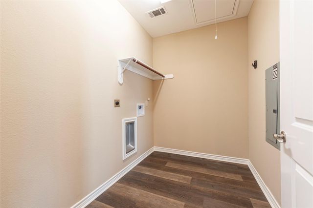 6901 Schlitz Lane, Hitchcock, TX 77563