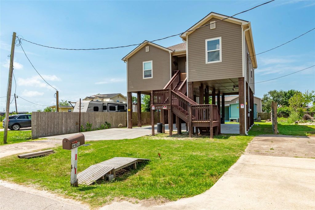 6901 Schlitz Lane, Hitchcock, TX 77563