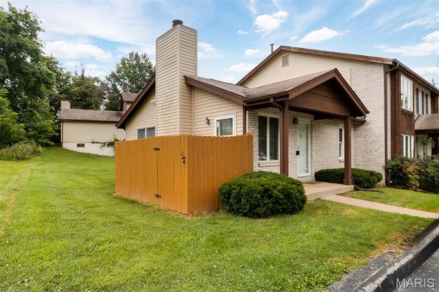 936 Amaral Circle, St Louis, MO 63137