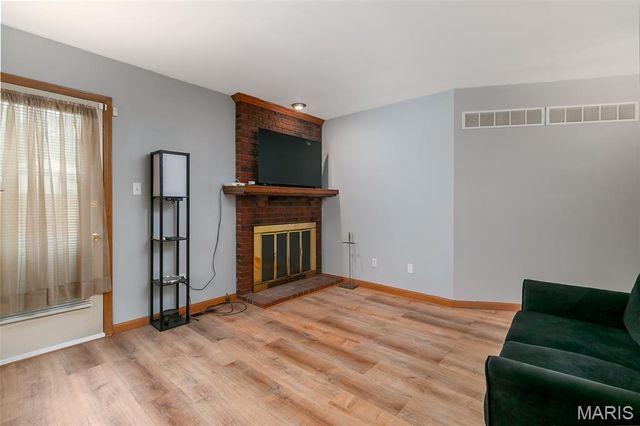 936 Amaral Circle, St Louis, MO 63137