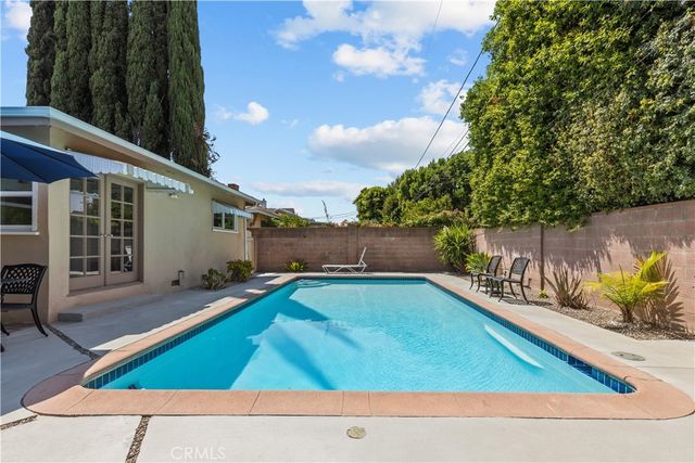 6319 Aura Avenue, Tarzana, CA 91335