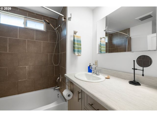 12450 Sw FISCHER Rd 143, Portland, OR 97224