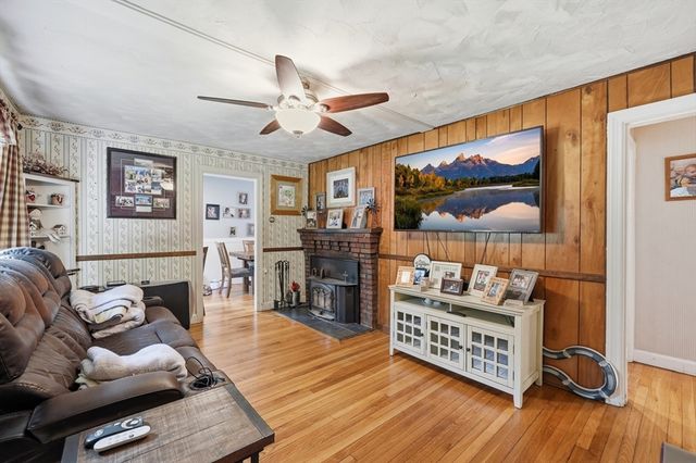 39 Stafford St, Charlton, MA 01507