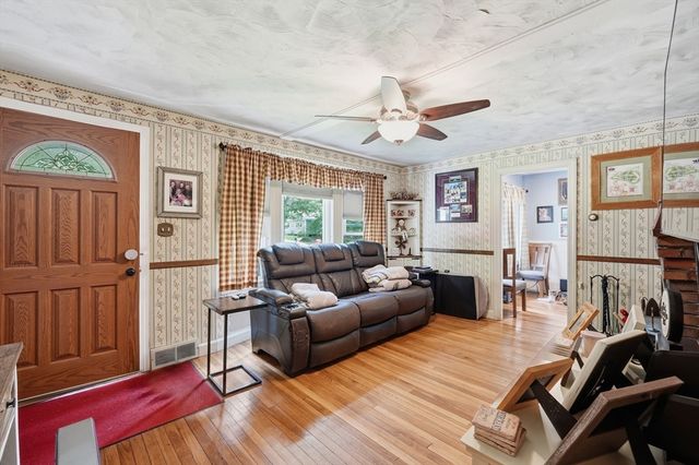 39 Stafford St, Charlton, MA 01507