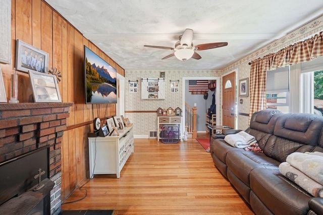 39 Stafford St, Charlton, MA 01507