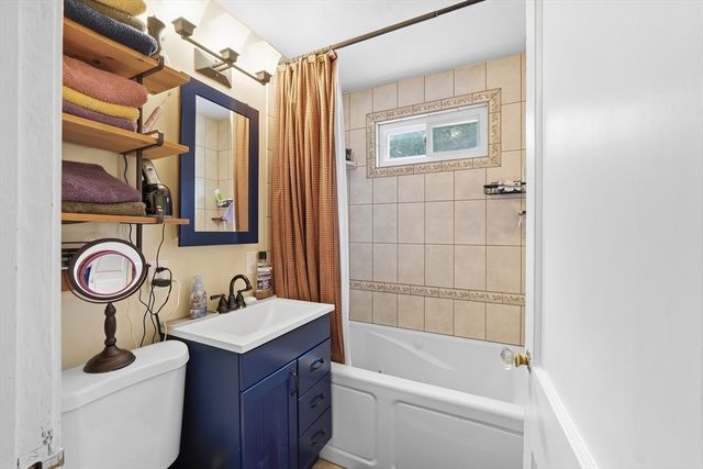 39 Stafford St, Charlton, MA 01507