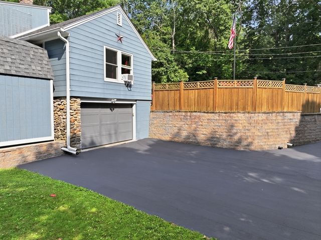 39 Stafford St, Charlton, MA 01507