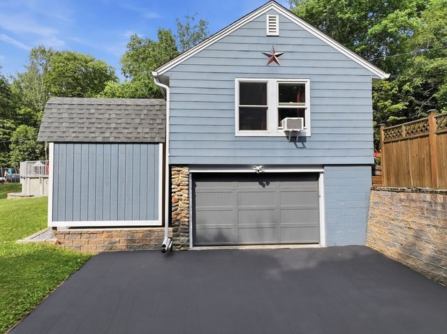 39 Stafford St, Charlton, MA 01507
