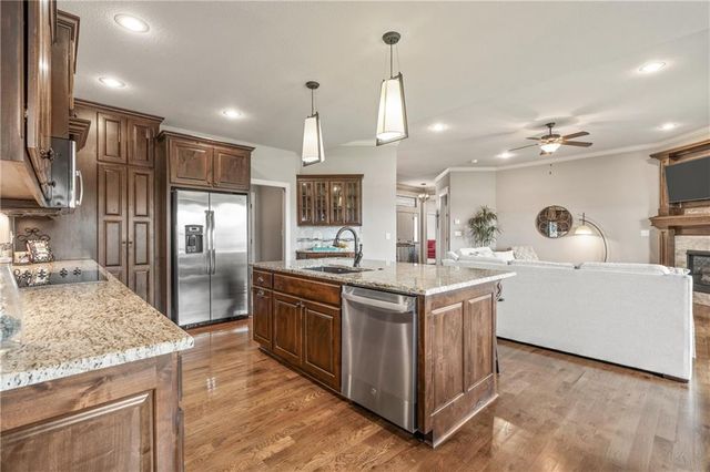 1696 NE Parkwood Drive, Lee's Summit, MO 64064
