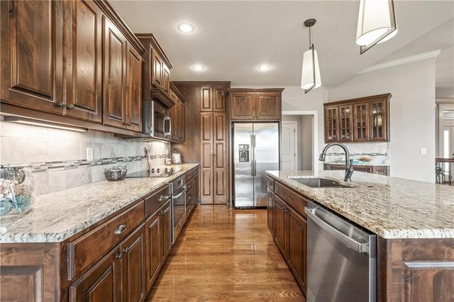 1696 NE Parkwood Drive, Lee's Summit, MO 64064