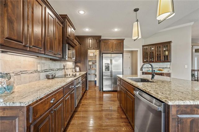 1696 NE Parkwood Drive, Lee's Summit, MO 64064