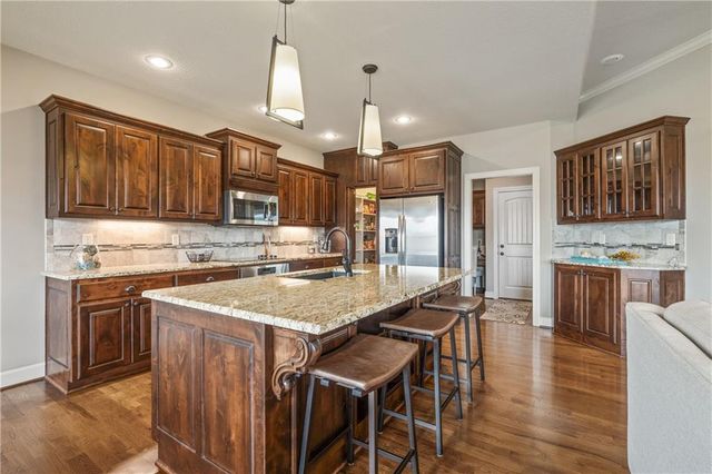 1696 NE Parkwood Drive, Lee's Summit, MO 64064