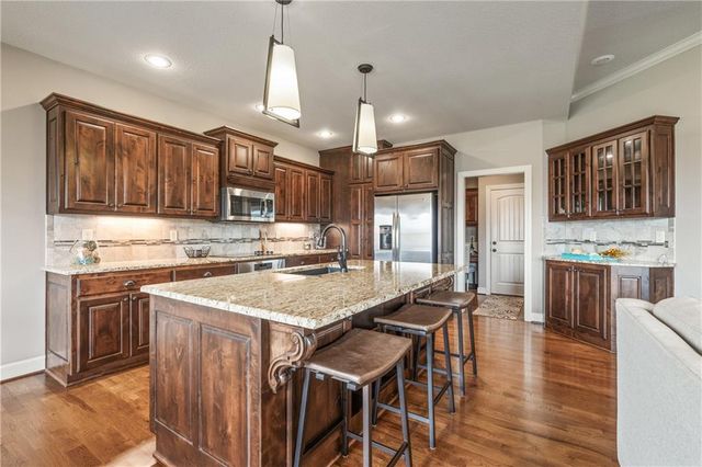 1696 NE Parkwood Drive, Lee's Summit, MO 64064