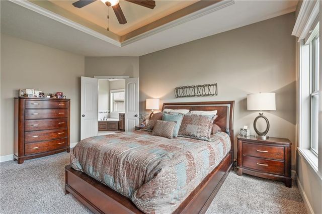 1696 NE Parkwood Drive, Lee's Summit, MO 64064
