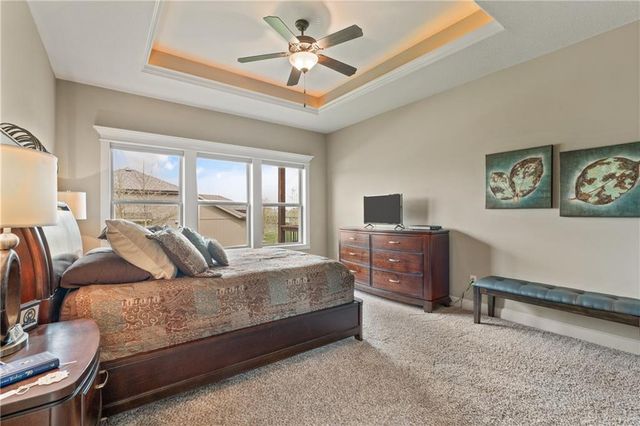 1696 NE Parkwood Drive, Lee's Summit, MO 64064