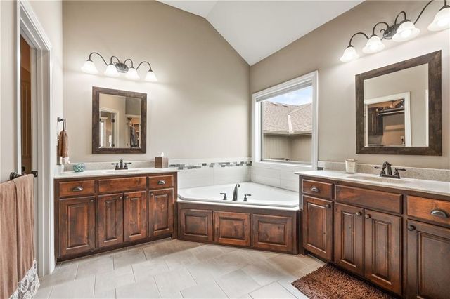 1696 NE Parkwood Drive, Lee's Summit, MO 64064