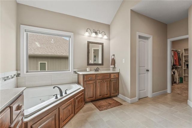 1696 NE Parkwood Drive, Lee's Summit, MO 64064