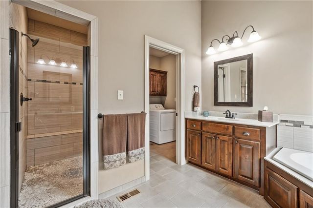 1696 NE Parkwood Drive, Lee's Summit, MO 64064