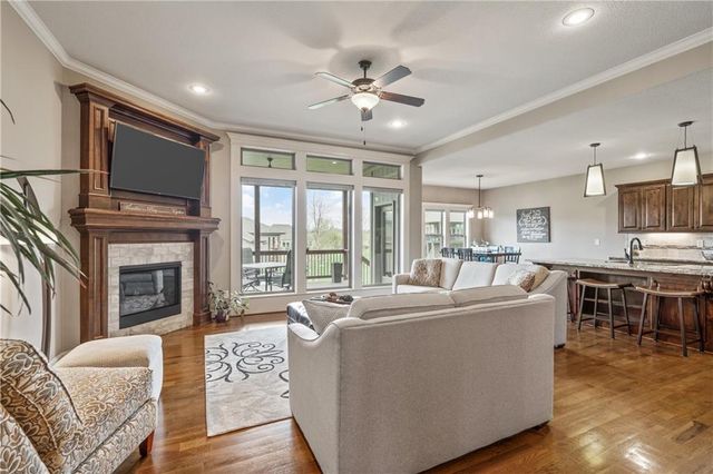 1696 NE Parkwood Drive, Lee's Summit, MO 64064