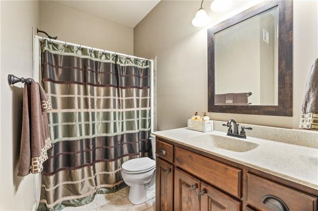 1696 NE Parkwood Drive, Lee's Summit, MO 64064