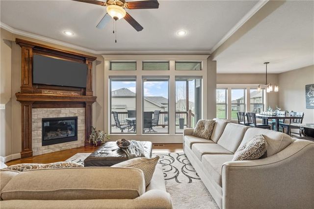 1696 NE Parkwood Drive, Lee's Summit, MO 64064