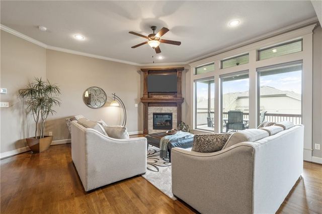 1696 NE Parkwood Drive, Lee's Summit, MO 64064