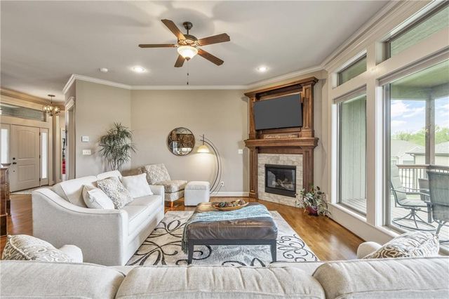 1696 NE Parkwood Drive, Lee's Summit, MO 64064