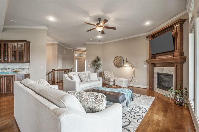 1696 NE Parkwood Drive, Lee's Summit, MO 64064