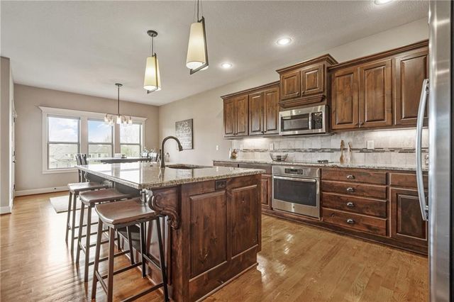 1696 NE Parkwood Drive, Lee's Summit, MO 64064