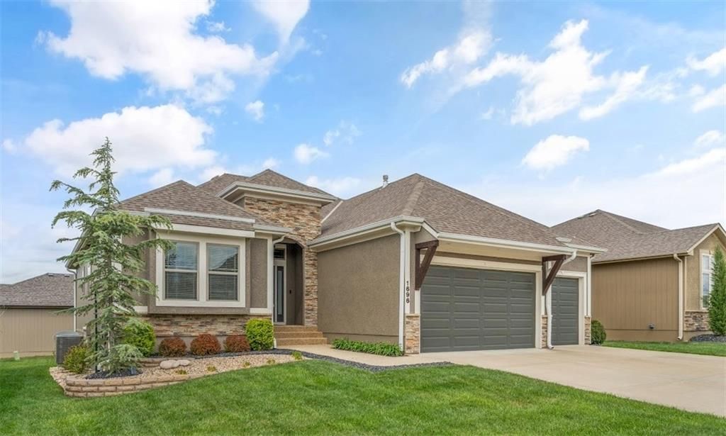 1696 NE Parkwood Drive, Lee's Summit, MO 64064