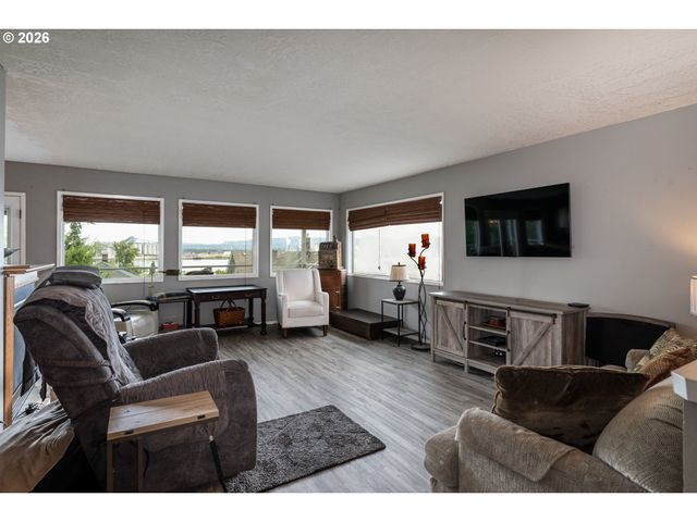 415 W D St, Rainier, OR 97048