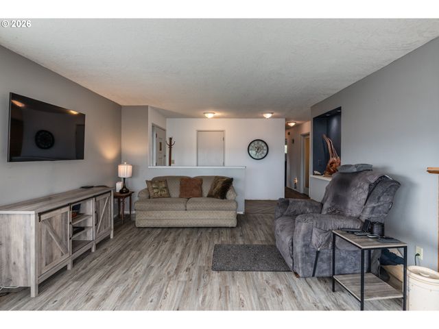 415 W D St, Rainier, OR 97048