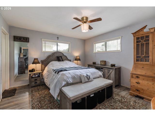 415 W D St, Rainier, OR 97048