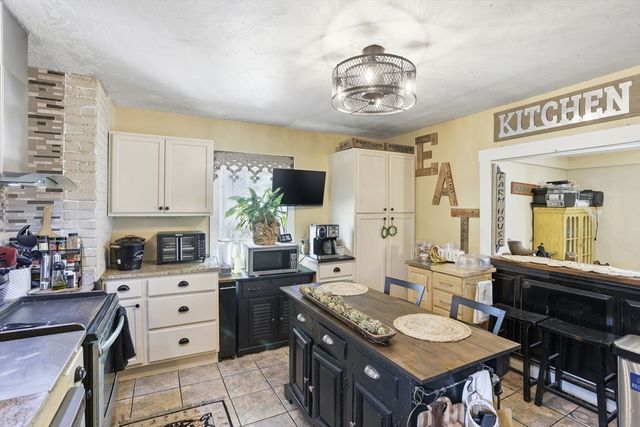 24 Lawrence St, Fitchburg, MA 01420