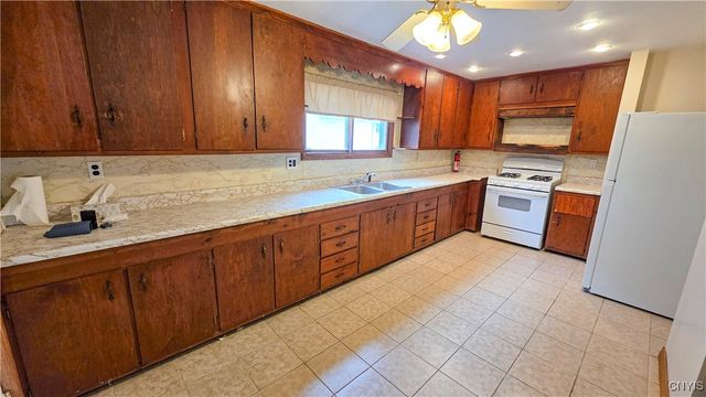 15 Pleasant Street, Auburn, NY 13021