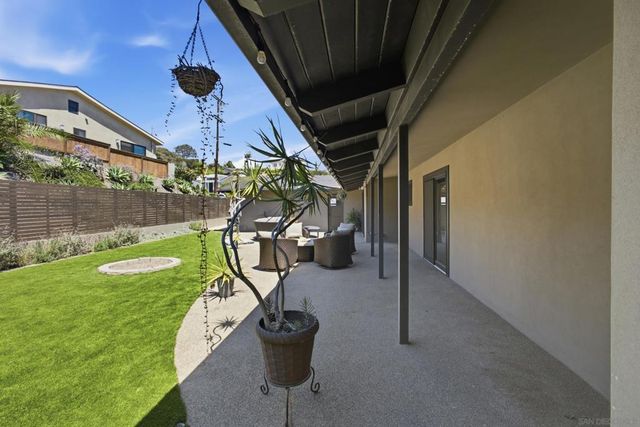 1044 Avenida Amantea, La Jolla, CA 92037