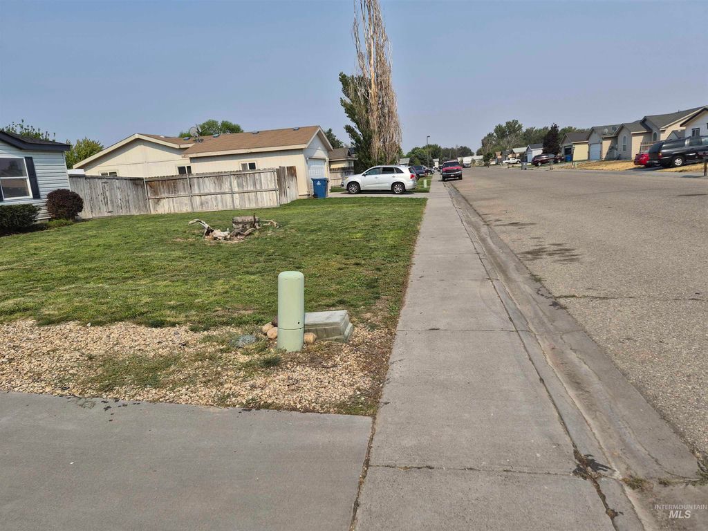 1470 Windmere Dr, Mountain Home, ID 83647 photo 3