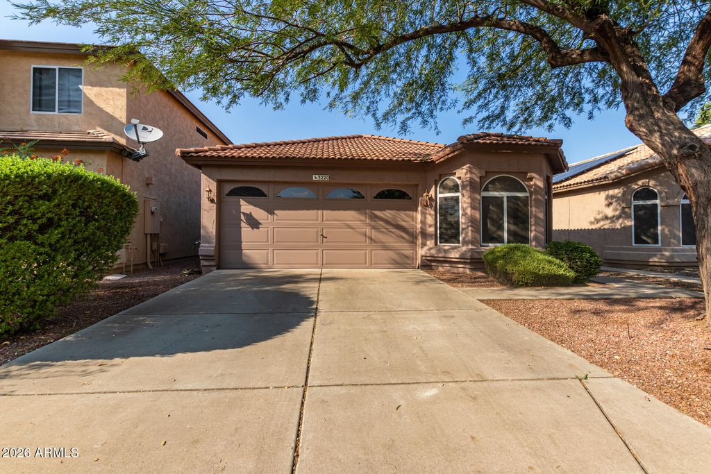 3220 E KERRY Lane, Phoenix, AZ 85050