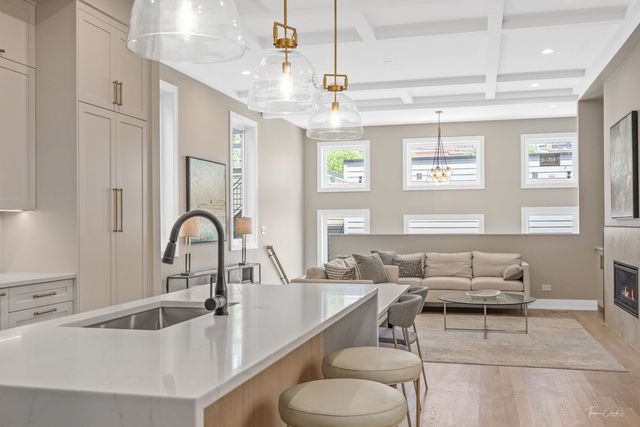 1634 W Wolfram Street, Chicago, IL 60657