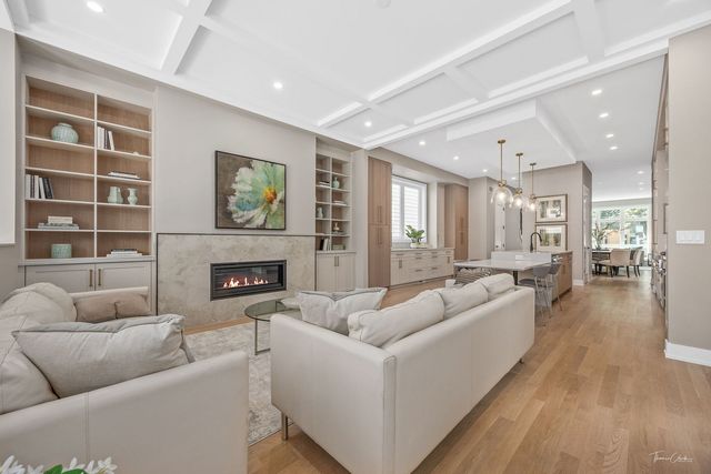 1634 W Wolfram Street, Chicago, IL 60657